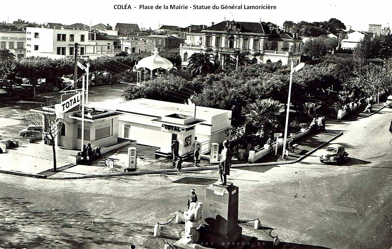 Colea - Place de la Mairie - Statue du General Lamoriciere.jpg